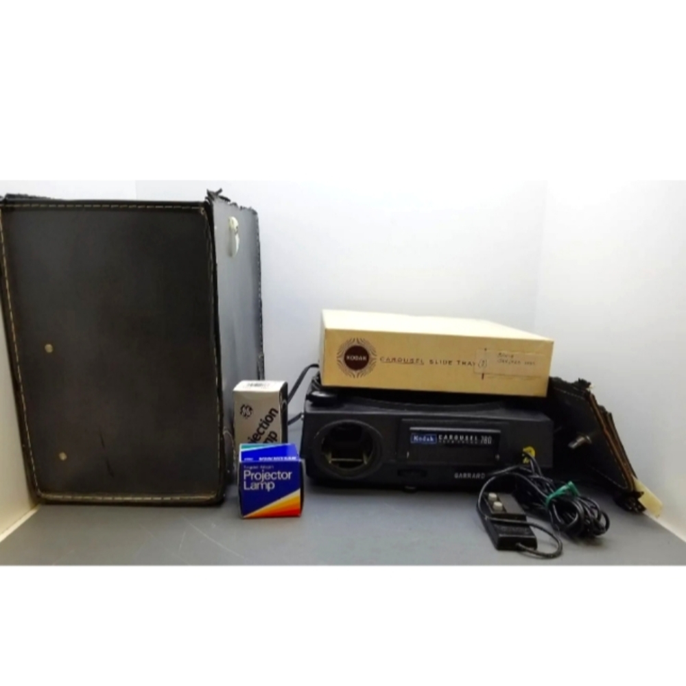 Vintage Kodak Carousel 760 auto focus Projector with case slide tray and lamps